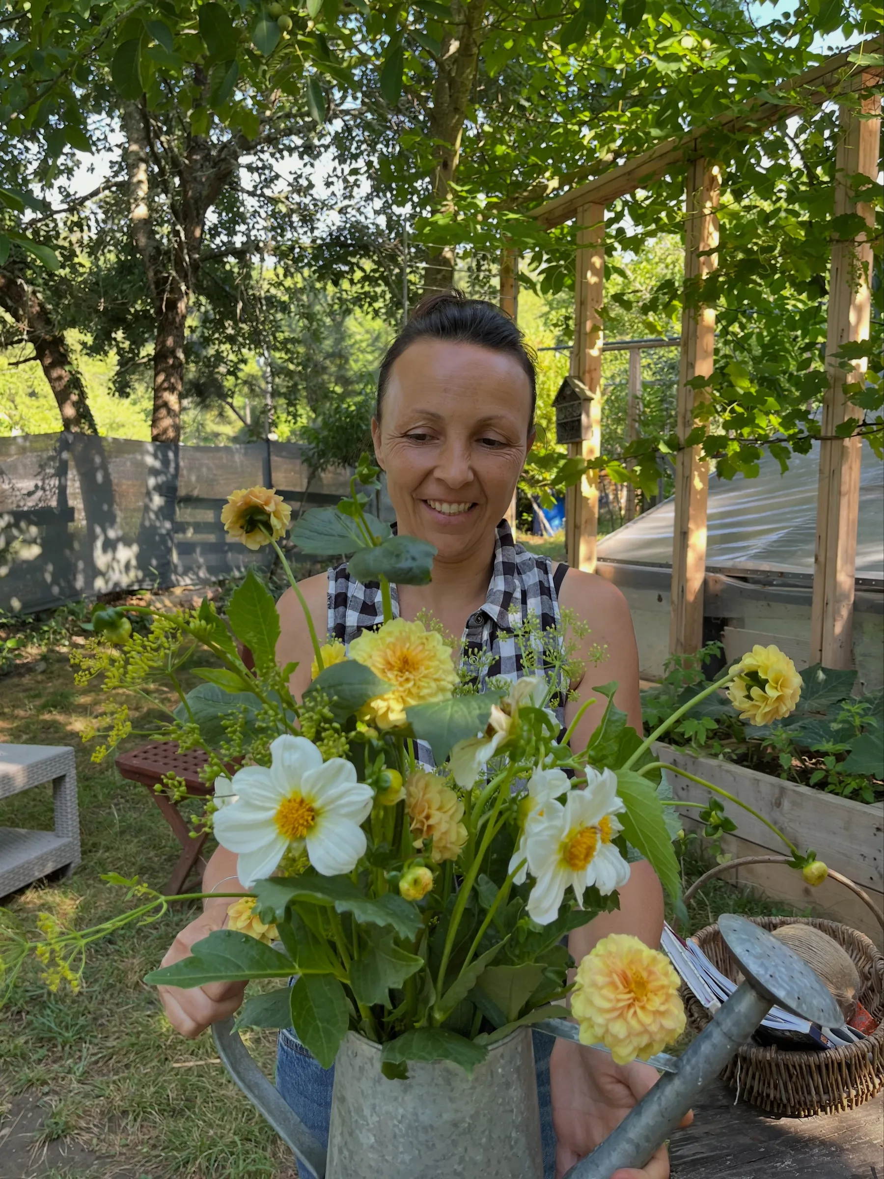África avec les fleurs qu’elle a cueillies au jardin