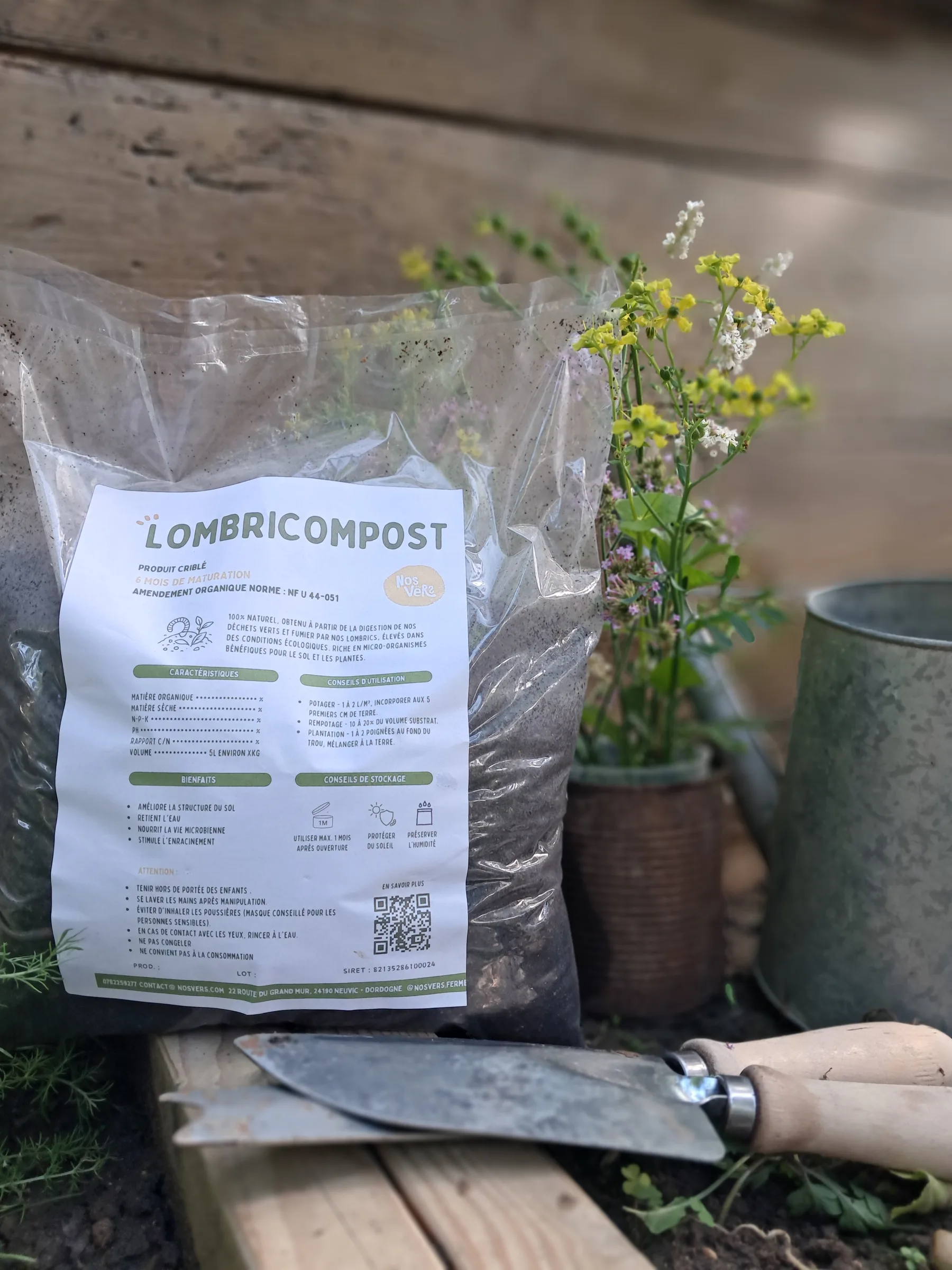 Lombricompost NosVers présenté dans son sachet à la ferme